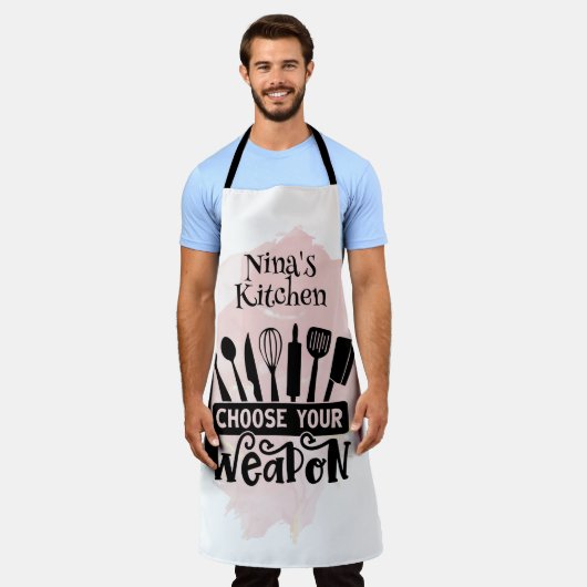 武器のキッチンツールを選ぶピンクスプラッシュ エプロン (着用した状態)