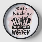 武器のキッチンツールを選ぶピンクスプラッシュ 壁時計 (正面)