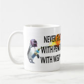 武器のマグを持つペンギン コーヒーマグカップ (左)