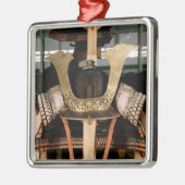 武士のヘルメット、14世紀半ば メタルオーナメント (左)