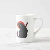 武士の猫たち – 背景色を選ぶ ボーンチャイナマグカップ (右)