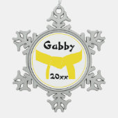 武術アーツイエローベルト スノーフレークピューターオーナメント (正面)