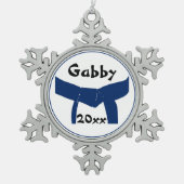 武術アーツダークブルーベルトデイテッド スノーフレークピューターオーナメント (正面)