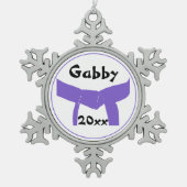 武術アーツパープルベルトランク スノーフレークピューターオーナメント (正面)