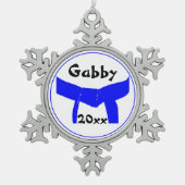 武術アーツライトブルーベルトデイテッド スノーフレークピューターオーナメント (正面)