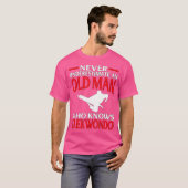 武術アーツ決して歳の男がテイを知って過小評価 Tシャツ (正面フル)