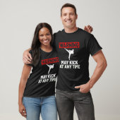 武術アーツ警告ー空手： May Kick Tシャツ (ユニセックス)