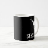 武術アート・ギフト先生空手カッコいいシャツ コーヒーマグカップ (正面右)