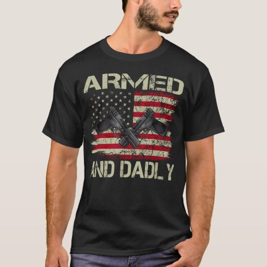 武装してパパらしく笑える危険な父のための父の日 Tシャツ (正面)
