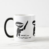 武装して、危ない静かで黒い忍者の暗殺者 モーフィングマグカップ (左)