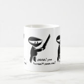 武装して、危ない静かで黒い忍者の暗殺者 モーフィングマグカップ (中央)