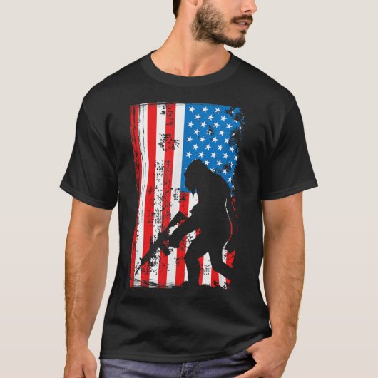 武装ビッグフットサスカッチAR-15愛国的アメリカF Tシャツ (正面)