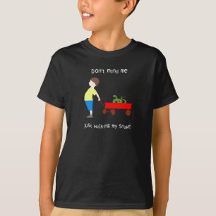 歩いているかわいく小さい男の子彼のペットヘビ Tシャツ