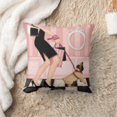 歩いているシックな女性彼女のパグ クッション (ブランケット)