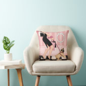 歩いているシックな女性彼女のパグ クッション (椅子)