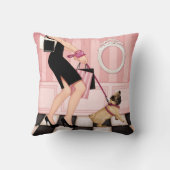 歩いているシックな女性彼女のパグ クッション (裏面)