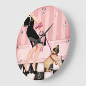 歩いているシックな女性彼女のパグ ラージ壁時計 (傾斜)