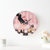 歩いているシックな女性彼女のパグ ラージ壁時計 (ホーム)