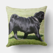 歩いている間喘ぐ黒いパグ クッション (裏面)