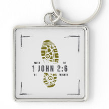 歩きながら彼はプレミアムスクエアキーチェーンを歩いた