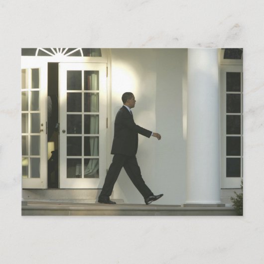 歩きながら深く考え込むバラク大統領 ポストカード (正面)