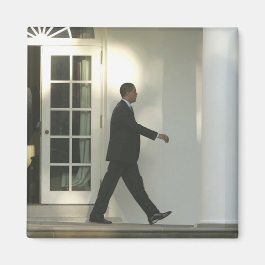 歩きながら深く考え込むバラク大統領 マグネット (正面)