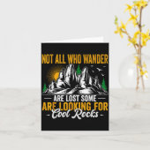 歩き回ってる人全員が迷子なわけじゃない 面白いアウトドアハイキングT カード (黄色い花)