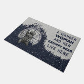 歩き回る女性と不機嫌な熊 ドアマット (アングル)