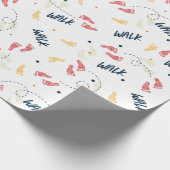 歩くを一緒に：アドベンチャーフットプリントのパターン ラッピングペーパー (角)