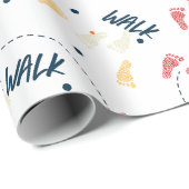歩くを一緒に：アドベンチャーフットプリントのパターン ラッピングペーパー (ロールコーナー)