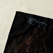 歩くオールドブラックとオレンジタイガーのシュールレアルな森 ビーチタオル (インサイチュ)