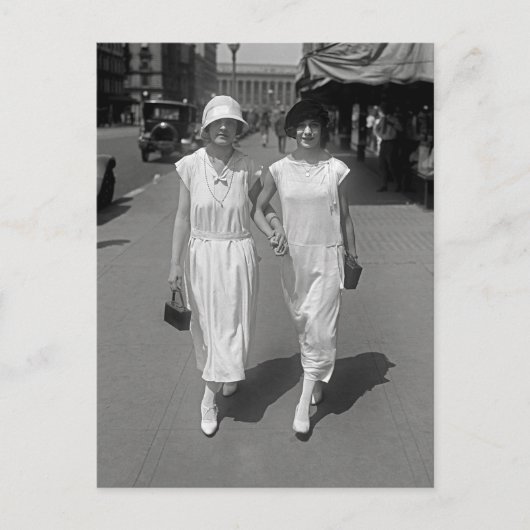 歩くハンド・イン・ハンド， 1924 ポストカード (正面)