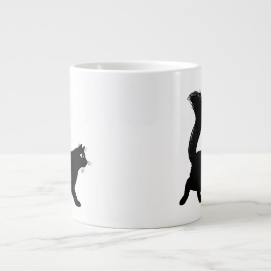 歩くブラックキャット(長いフワフワの尻尾) ジャンボコーヒーマグカップ (正面)