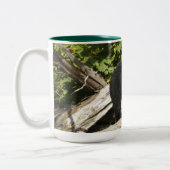 歩くワイルドグリズリーベアーワイルドライフフォト ツートーンマグカップ (左)