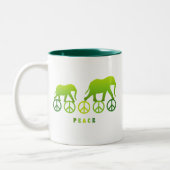 歩く象が平和に ツートーンマグカップ (左)