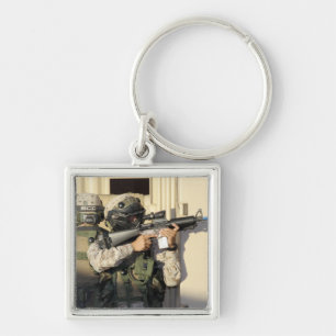 歩兵の偵察が彼の武器を狙う キーホルダー