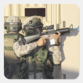 歩兵の偵察が彼の武器を狙う スクエアシール (正面)