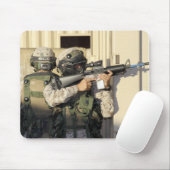 歩兵の偵察が彼の武器を狙う マウスパッド (マウス)