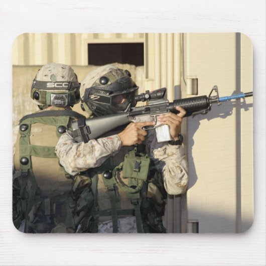 歩兵の偵察が彼の武器を狙う マウスパッド (正面)