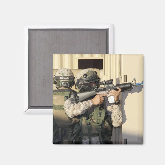 歩兵の偵察が彼の武器を狙う マグネット (正面/裏面)