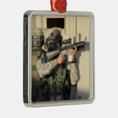 歩兵の偵察が彼の武器を狙う メタルオーナメント (右)