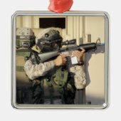 歩兵の偵察が彼の武器を狙う メタルオーナメント (正面)