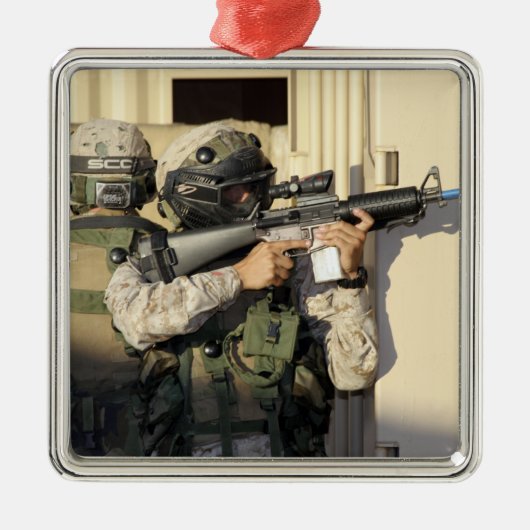 歩兵の偵察が彼の武器を狙う メタルオーナメント (正面)