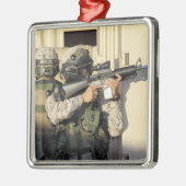 歩兵の偵察が彼の武器を狙う メタルオーナメント (左)