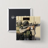 歩兵の偵察が彼の武器を狙う 缶バッジ (正面&裏面)