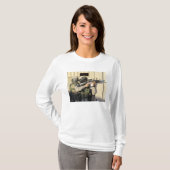 歩兵の偵察が彼の武器を狙う Tシャツ (正面フル)