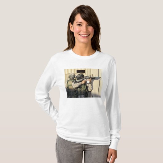 歩兵の偵察が彼の武器を狙う Tシャツ (正面フル)