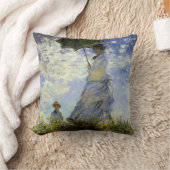 歩行、パラソルを持つ女性 クッション (ブランケット)