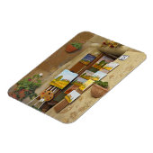 歩道で販売するアートワークを持つ小さな買い物 マグネット (左側)