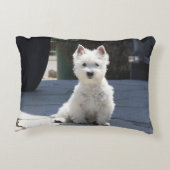 歩道に坐る白い西の高地テリア アクセントクッション (裏面)
